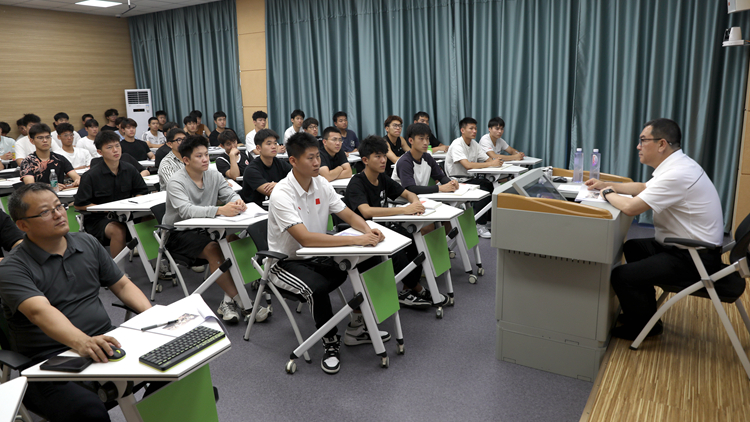 培根铸魂  启智润心 铸牢中华民族共同体意识——党委书记高向辉为学生讲授形势与政策教育课